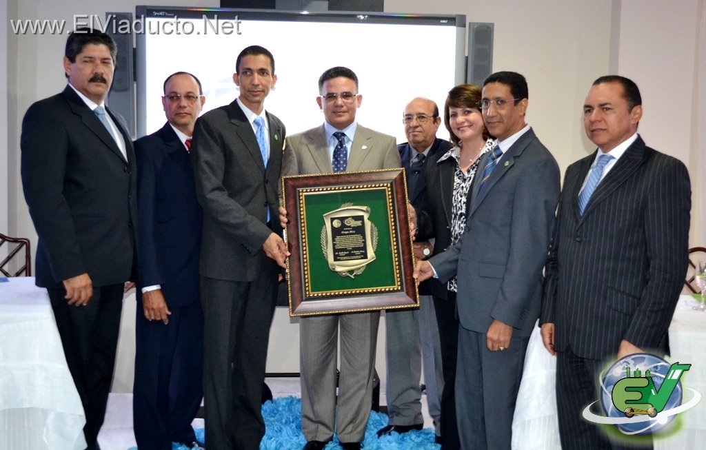 El Sr. Manuel Tejada en representación del Grupo Rica Recibe Reconocimiento de parte de la Camara de y produción de Espaillat